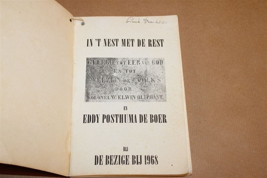 In t Nest met de Rest 2 — Komische Opschriften Fotoboek 1968, Boeken, Ophalen of Verzenden, Gelezen