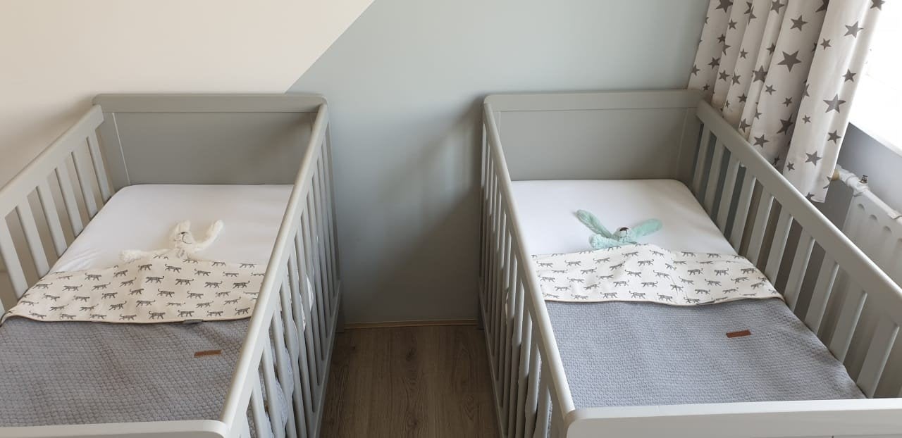 2 Ledikantjes met Aerosleep matrassen, Kinderen en Baby's, Tweelingen en Meerlingen, Ophalen, Zo goed als nieuw, Box, Bedje of Wieg