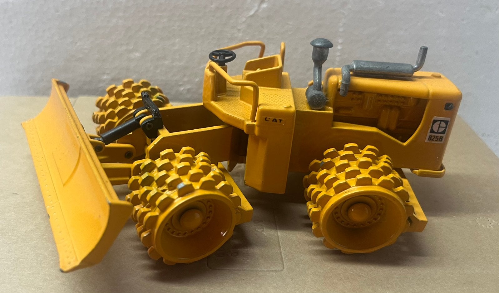 1:50 Joal Miniaturas Spain, Caterpillar Compactador 8258, Ophalen of Verzenden, Hijskraan, Tractor of Landbouw, Overige merken