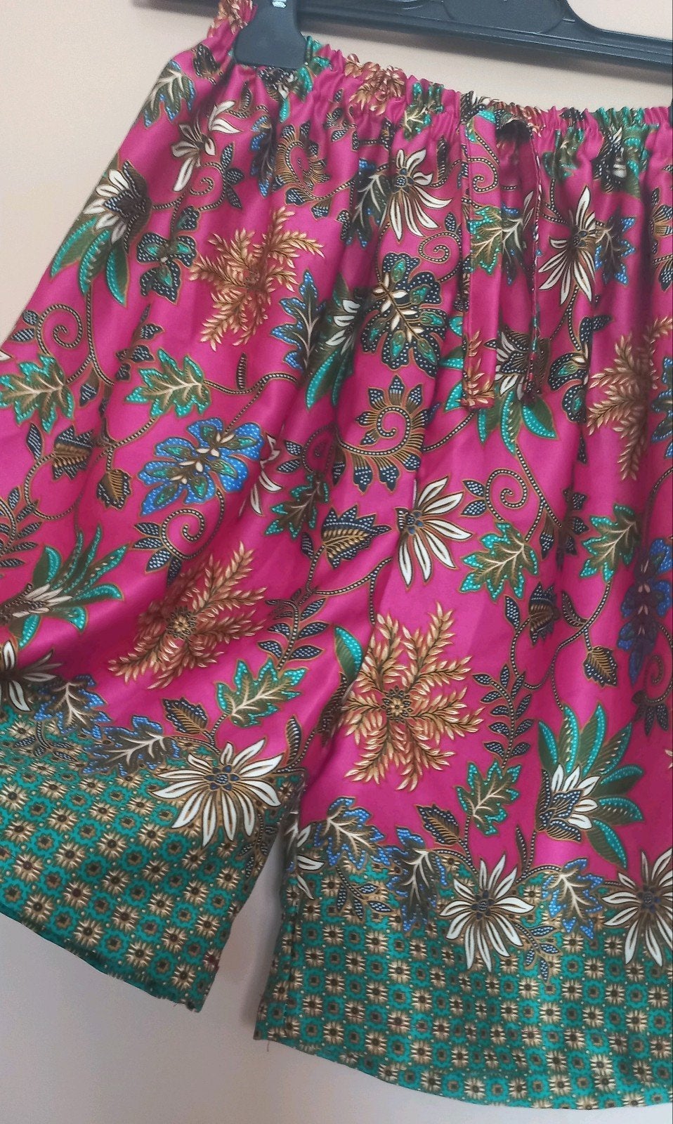 Balinese Batik Short (Fuchsia Roze / Groen) – Maat M, Maat 38/40 (M), Kort, Ophalen of Verzenden, Zo goed als nieuw