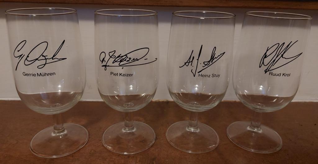 4 Ajax glazen Keizer, Krol, Mühren, Stuy jaren 70 voetbal, Maat S, Ophalen of Verzenden, Set