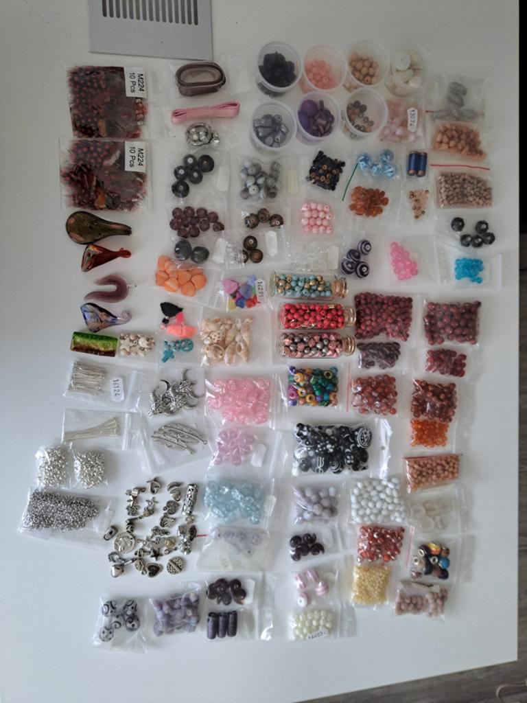 Heel veel glaskralen, hangers, veertjes enz.
Zie foto's., Ophalen of Verzenden