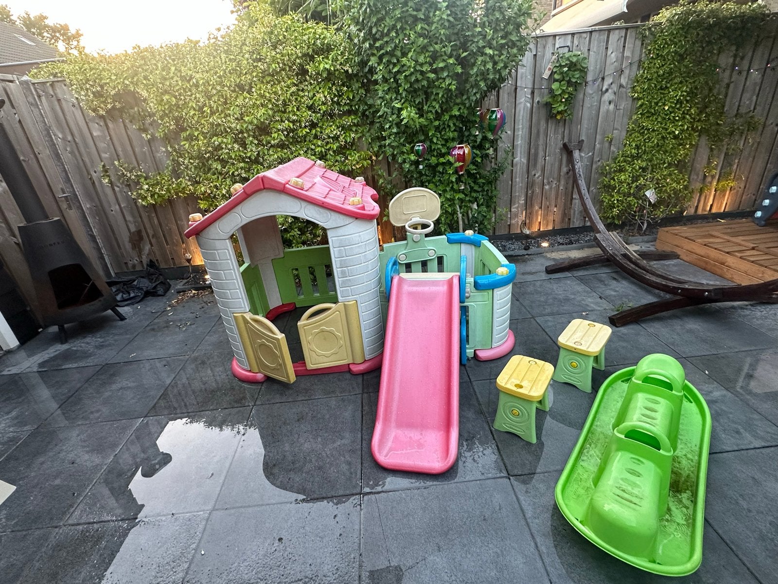 Speelhuisje met glijbaan, wip en krukjes - Aalsmeer, Ophalen, Gebruikt, Plastic