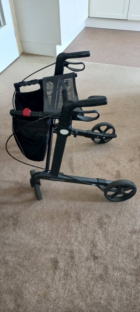 Fijne rollator van Server. Lichtgewicht, Ophalen, Opvouwbaar, Gebruikt