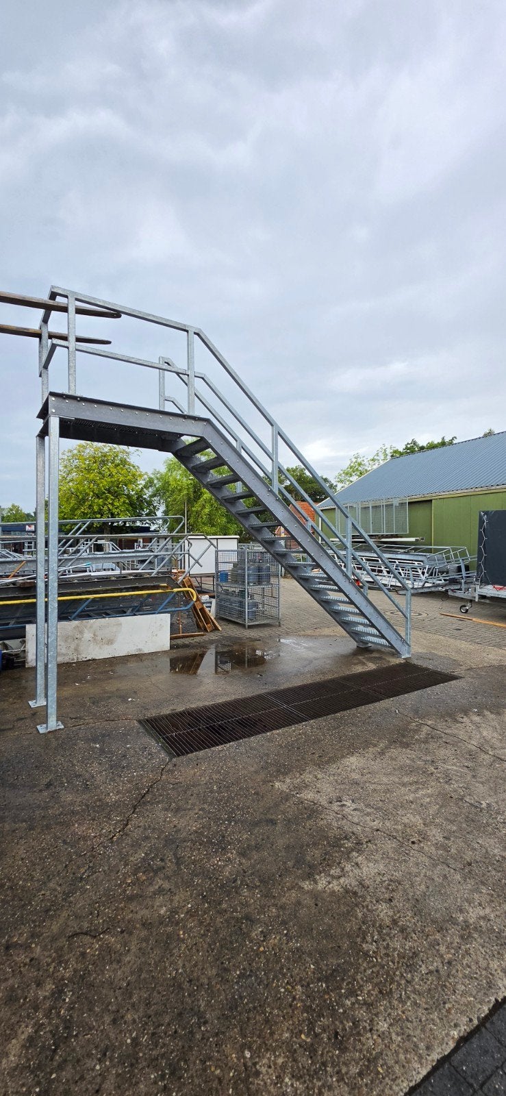 stalen trap met bordes gegalv hoog 3 2mtr nor116, Doe-het-zelf en Verbouw, Ladders en Trappen, Ophalen of Verzenden, 2 tot 4 meter