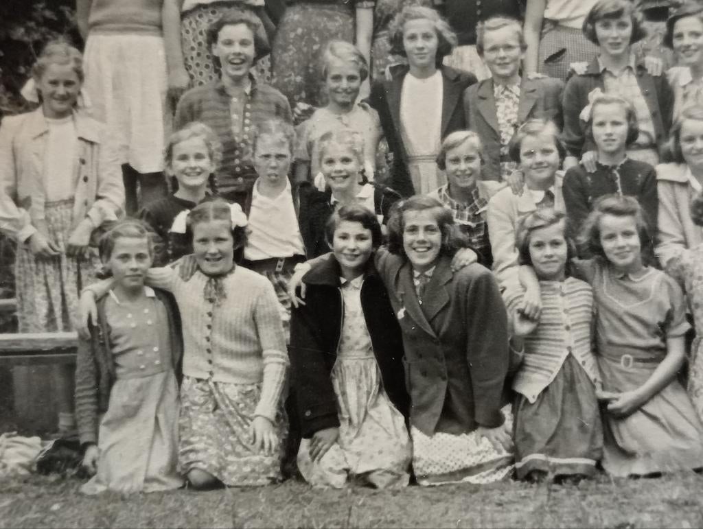 Groepsfoto meisjes Foto Ahoy Hilversum, Ophalen of Verzenden, 1940 tot 1960, Zo goed als nieuw