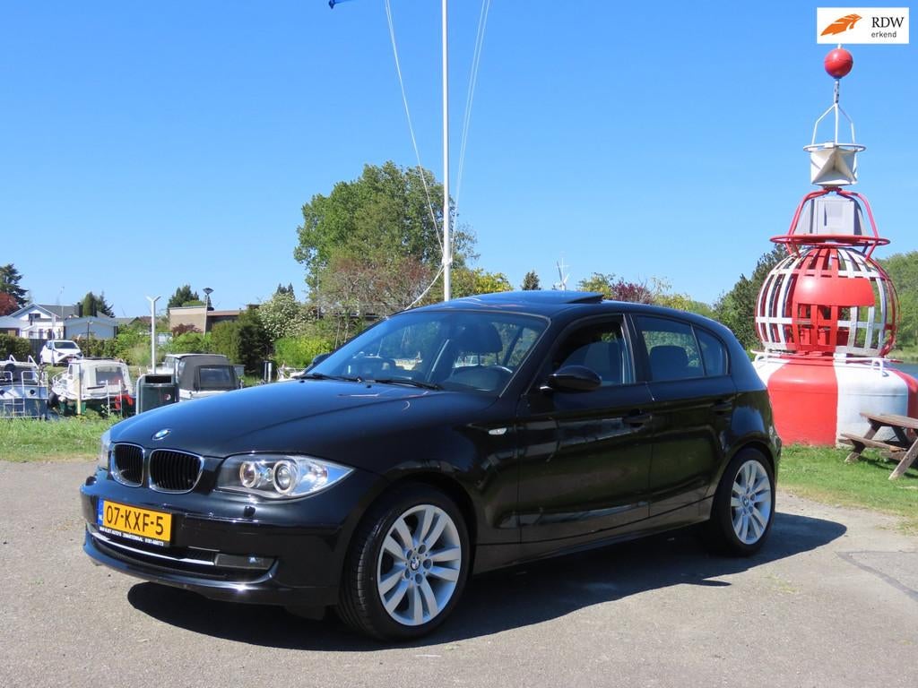 BMW 1-serie 118i *NAVI *DAKJE *AUTOMAAT, Euro 5, Zwart, Zwart, Parkeersensor