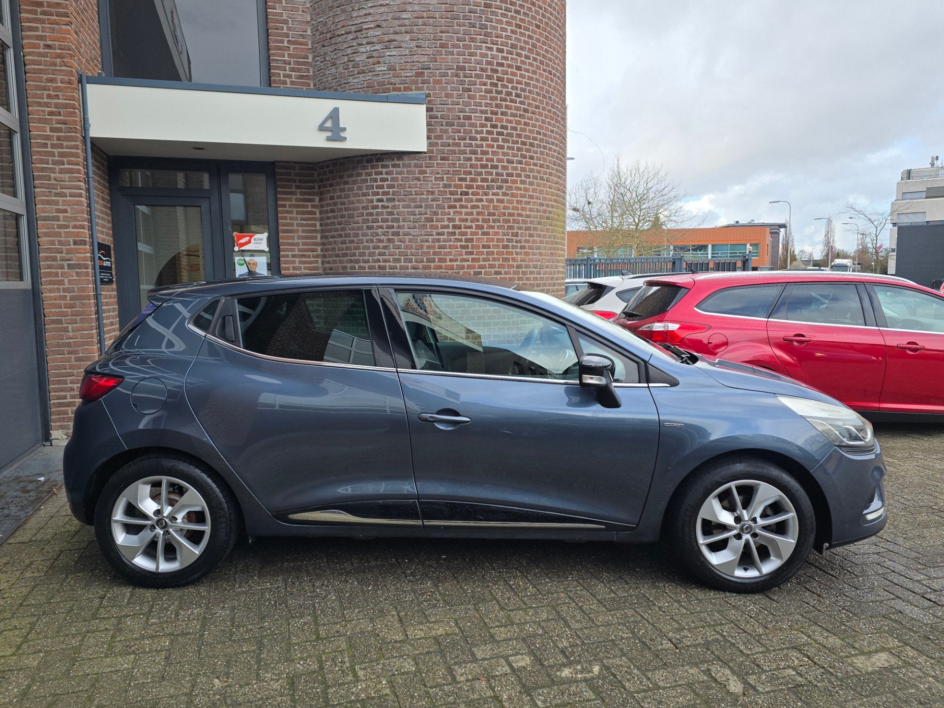 Renault Clio 0.9 TCe Limited Airco |Cruise |Pdc |Nap, Voorwielaandrijving, 898 cc, Gebruikt, 49 €/maand