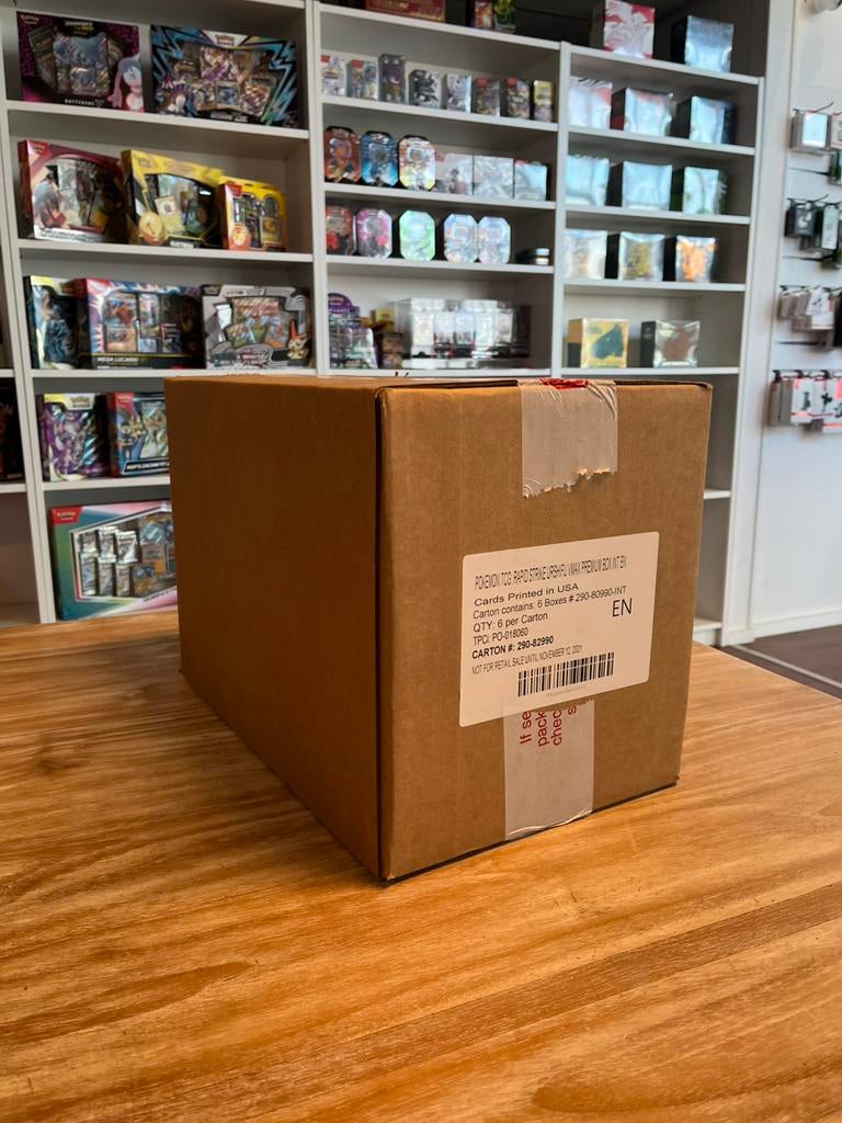 Pokémon Urshifu Vmax Rapid Strike Collection Box Case, Ophalen of Verzenden, Nieuw, Boosterbox