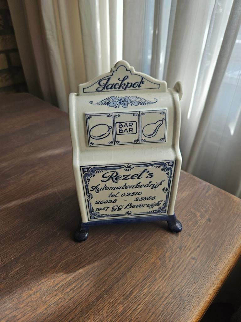 Delfts Blauw Spaarpot Gokkast "Rezel's Automatenbedrijf", Ophalen of Verzenden, Zo goed als nieuw