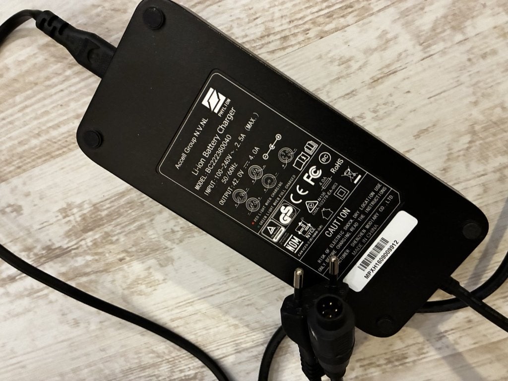 Vrijwel nieuwe E-motion fietslader 36V, 4A - Quick Charger, Zo goed als nieuw