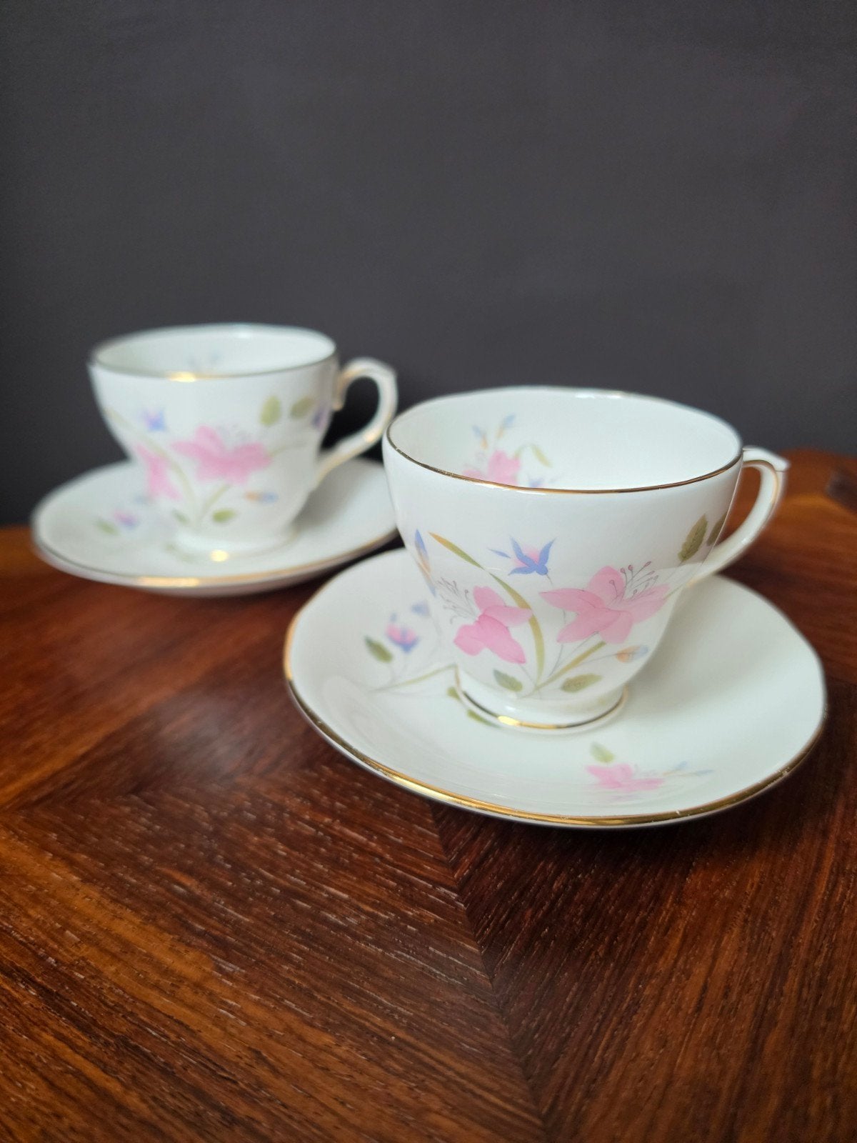 Vintage Duchess Bone China kop en schotel set van 2 Engelse, Ophalen of Verzenden, Gebruikt, Porselein, Kop en/of schotel
