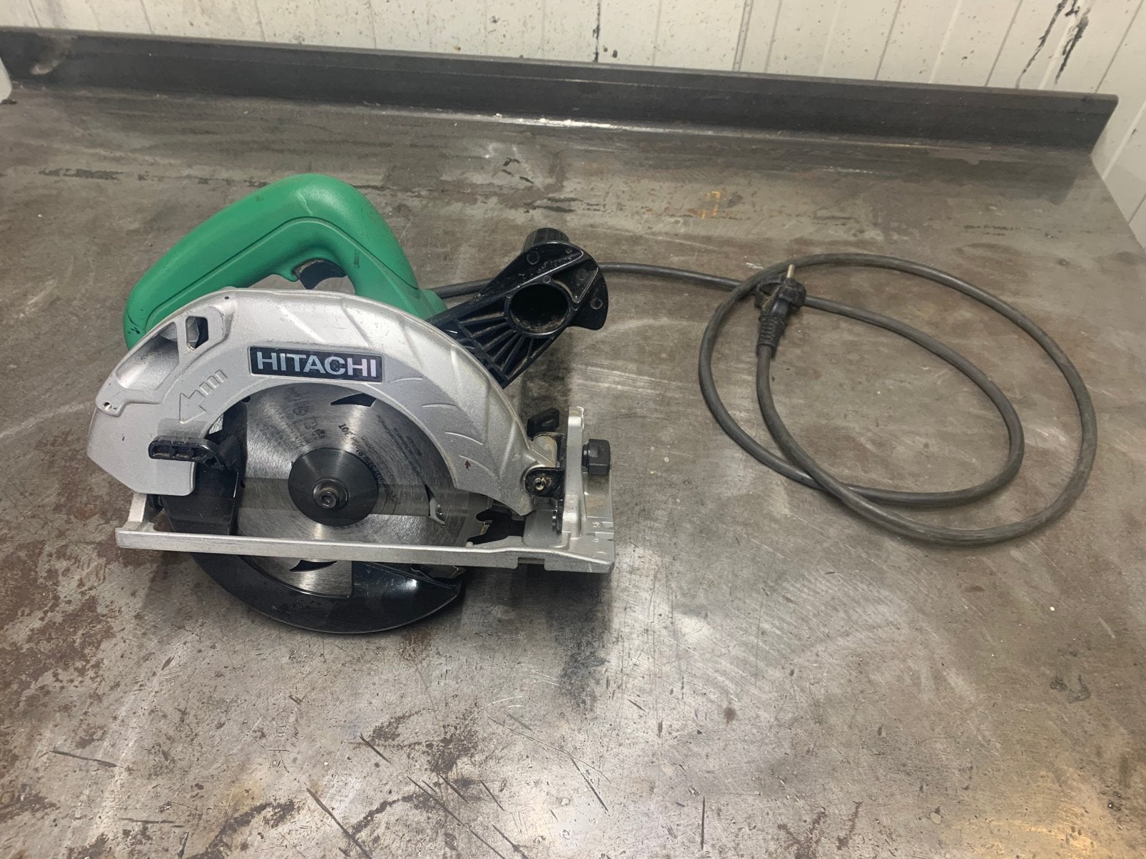 HITACHI Circelzaag 230V, Doe-het-zelf en Verbouw, Cirkelzaag, Ophalen of Verzenden, Zo goed als nieuw, 30 tot 70 mm