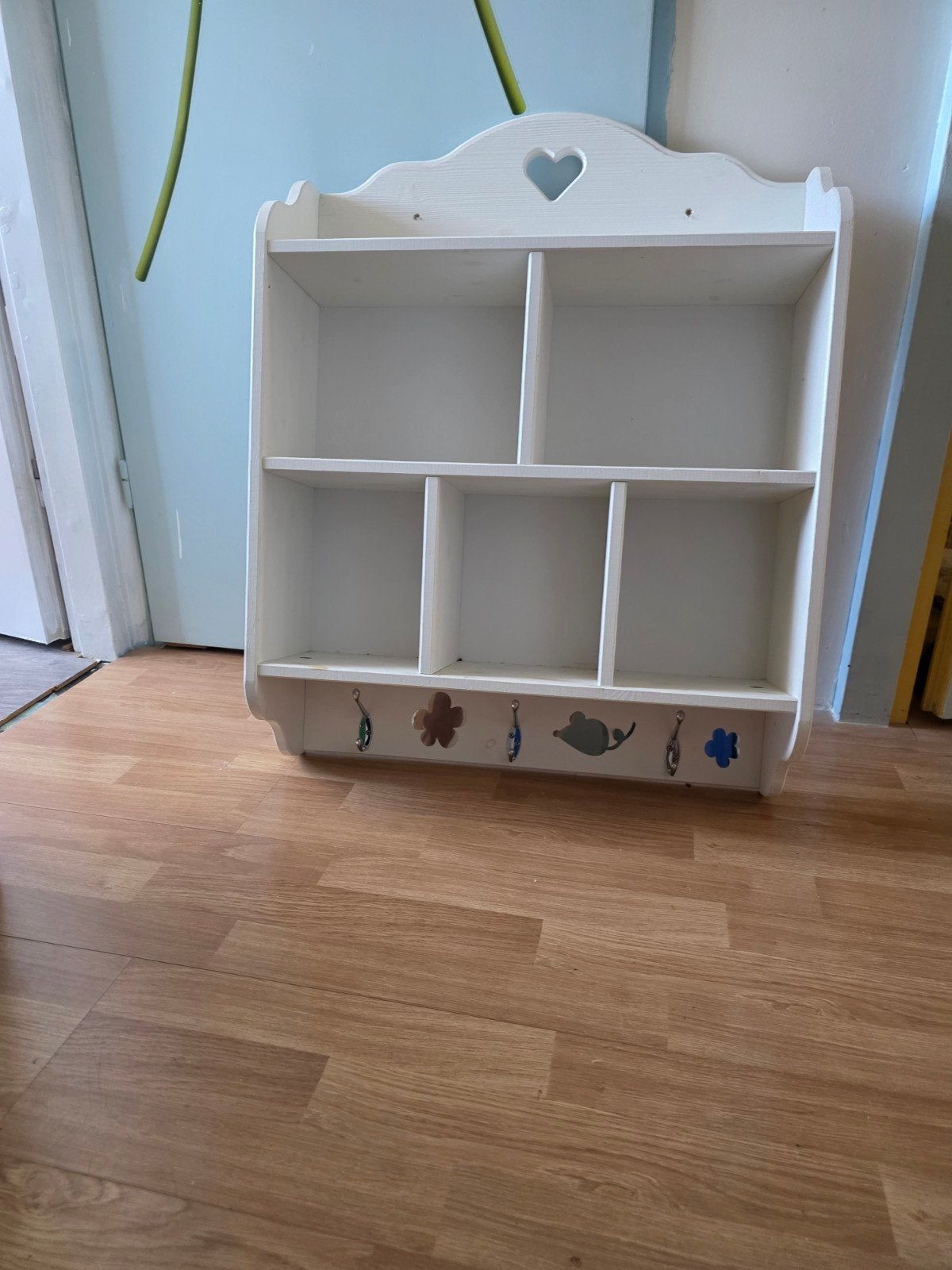 Witte wandplank met hartje en kapstokhaakjes, Ophalen of Verzenden