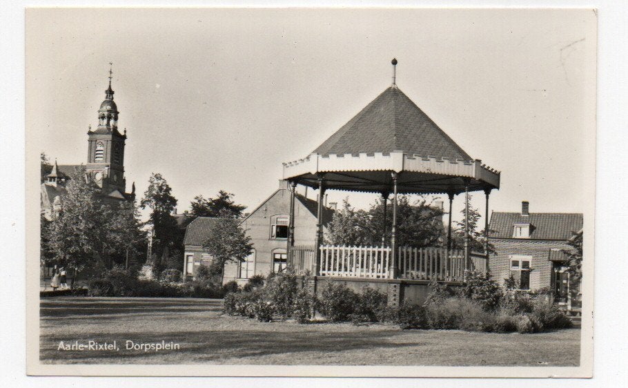 Aarle Rixtel Dorpsplein met kiosk en kerk 1961, Ophalen, 1960 tot 1980, Gelopen, Noord-Brabant