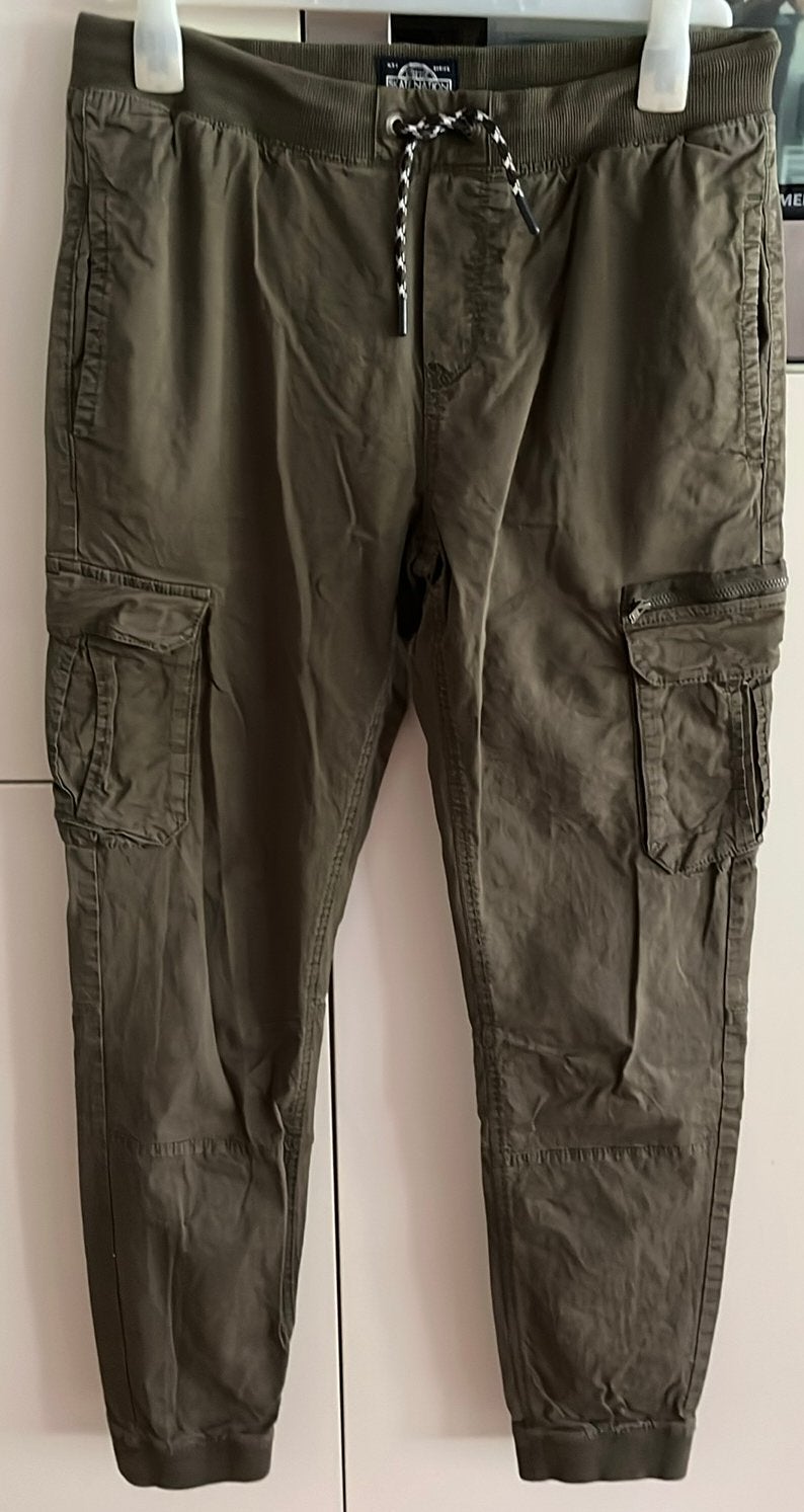 Stoere jongensbroek legergroen C&A mt 182 zgan!, Ophalen of Verzenden, Zo goed als nieuw, Jongen