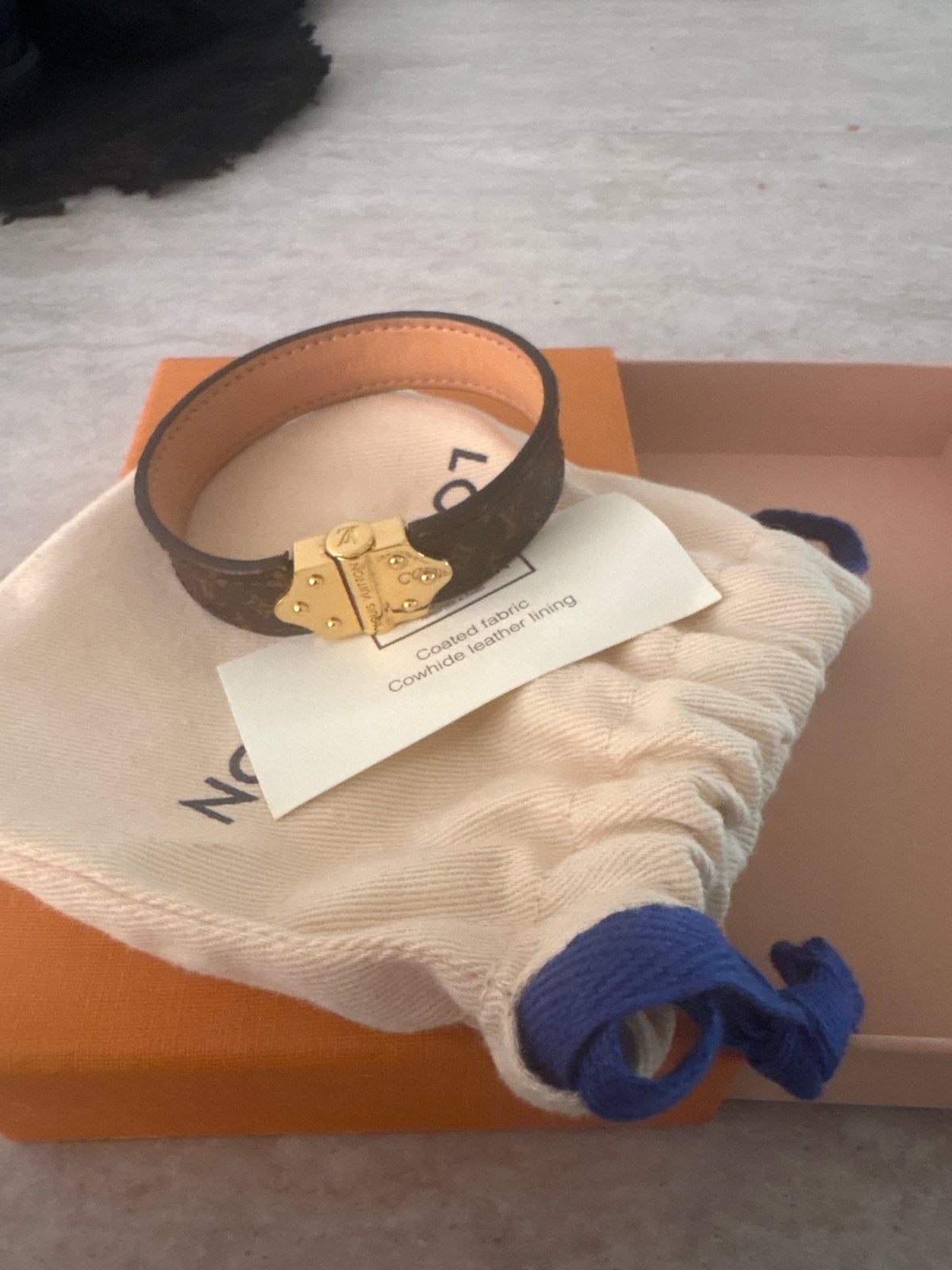 Louis Vuitton Monogram Armband met Gouden Sluiting, Ophalen of Verzenden, Zo goed als nieuw, Bruin, Leer