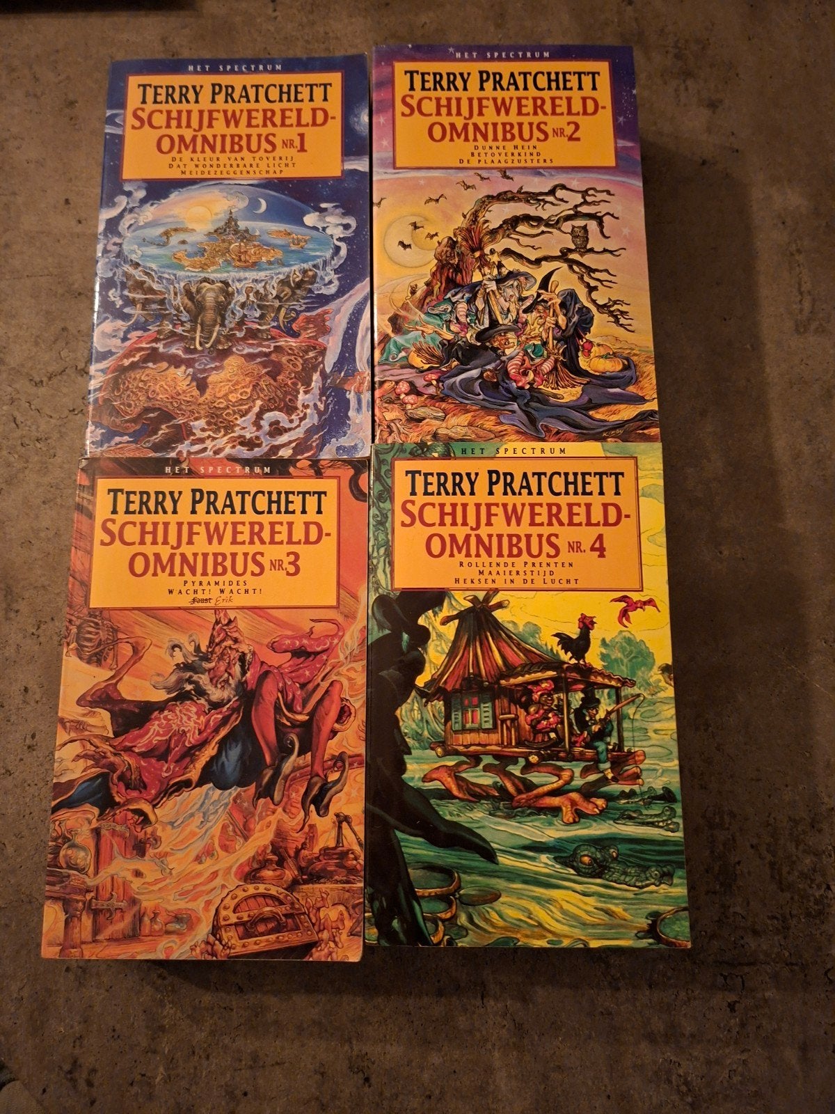 Terry Pratchett Schijfwereld-Omnibus 1-4 (4 boeken), Boeken, Ophalen of Verzenden, Gelezen, Terry Pratchett