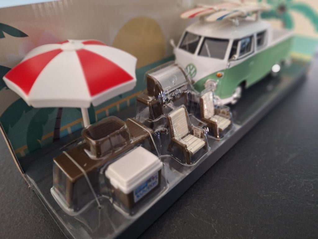 VW T1 met tafeltje, stoeltjes, parasol en barbecue 1:24, Hobby en Vrije tijd, Modelauto's | 1:24, Nieuw, Ophalen of Verzenden