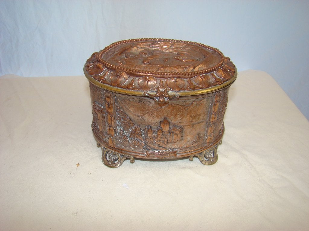 Kist  met gedetailleerde reliëfdecoraties.  19e eeuw, Antiek en Kunst, Ophalen of Verzenden, Overige typen