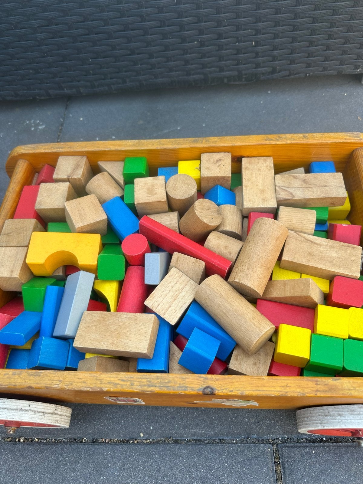 Houten blokken in karretje, Ophalen, Gebruikt, Duw- of Trekspeelgoed