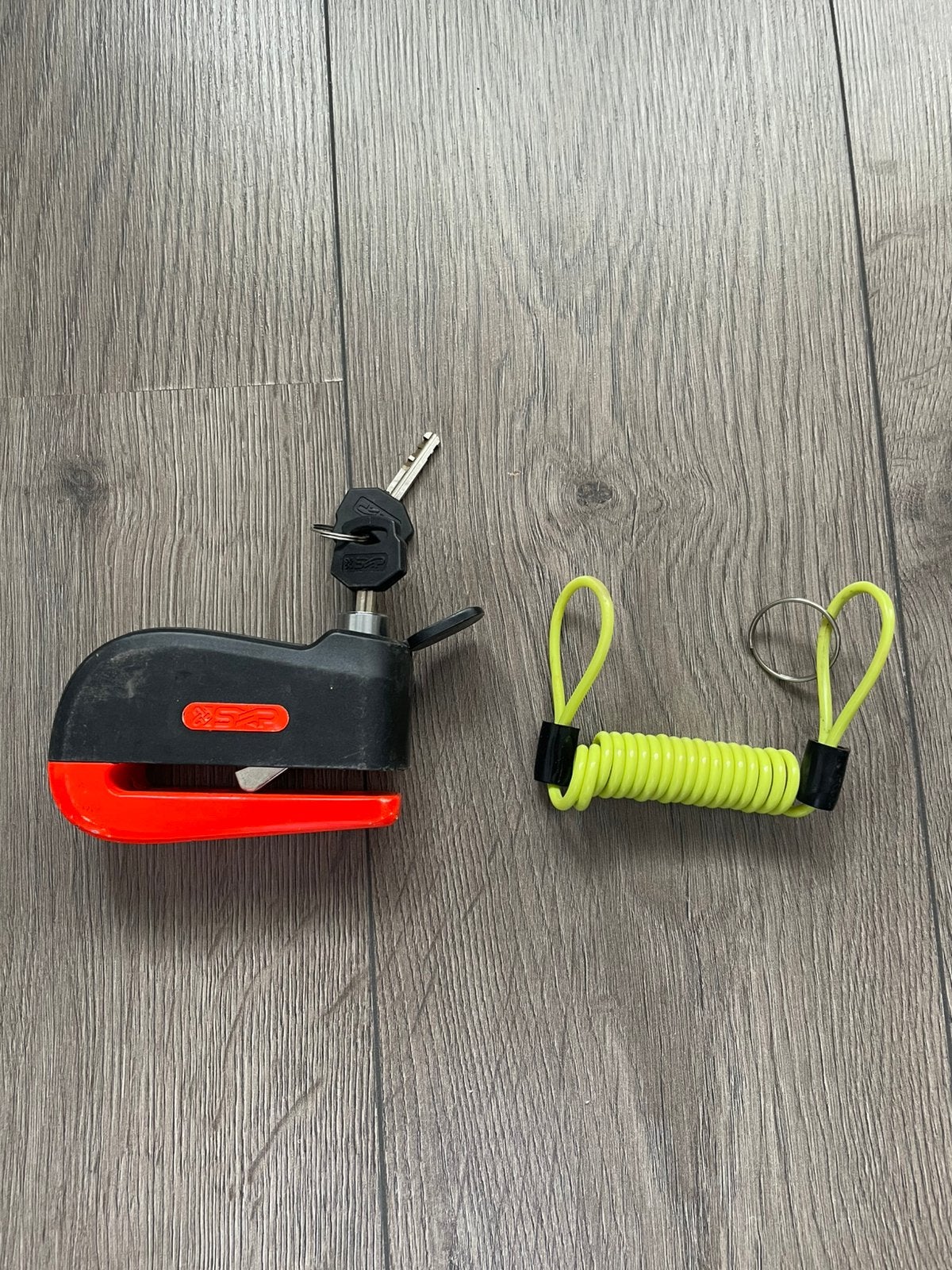SXP alarm schijfremslot 110dB met 2 sleutels, Motoren, Accessoires | Sloten, Ophalen of Verzenden, Zo goed als nieuw