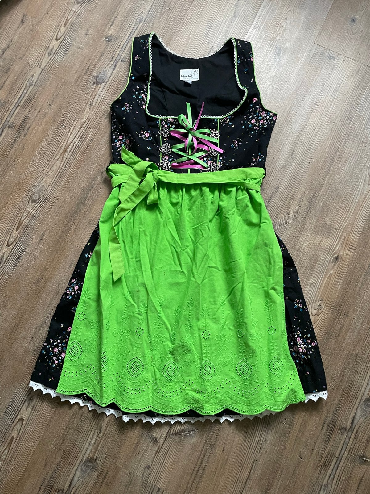 MarJo Dirndl Zwart met Bloemenprint en Groene Schort Maat 42, Zwart, Maat 42/44 (L), Ophalen of Verzenden, Zo goed als nieuw
