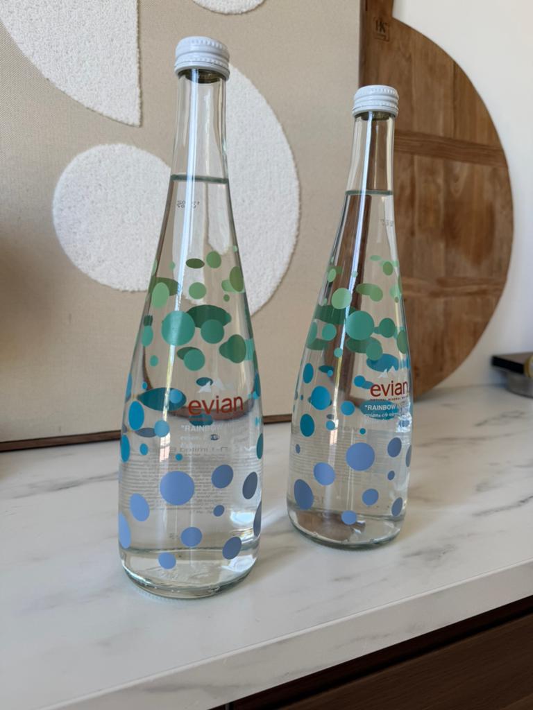 2x Evian Virgil Abloh “Rainbow Inside” Limited Edition 2019, Blauw, Ophalen of Verzenden, Minder dan 50 cm, Glas