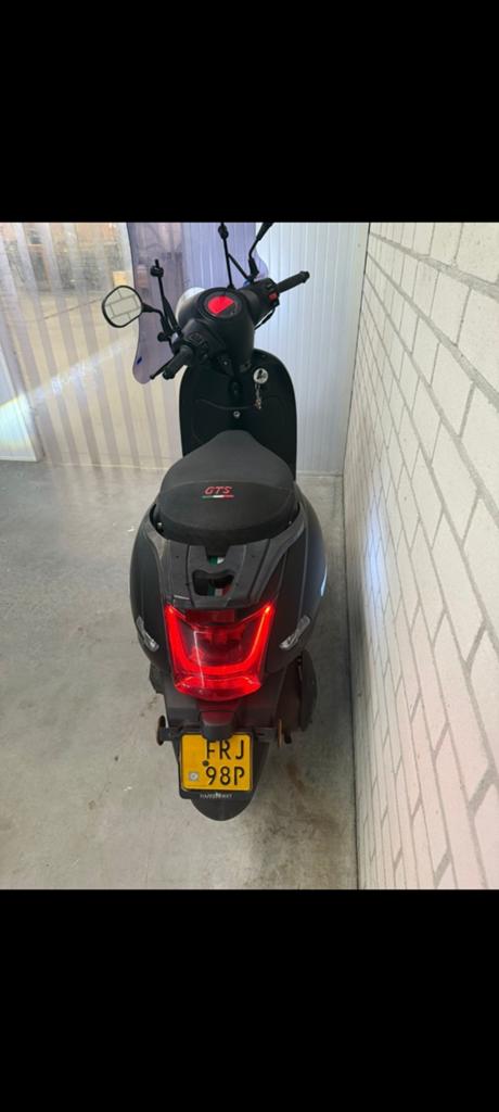 GTS Zwarte Cappuccino Scooter - Zo goed als nieuw, Ophalen of Verzenden