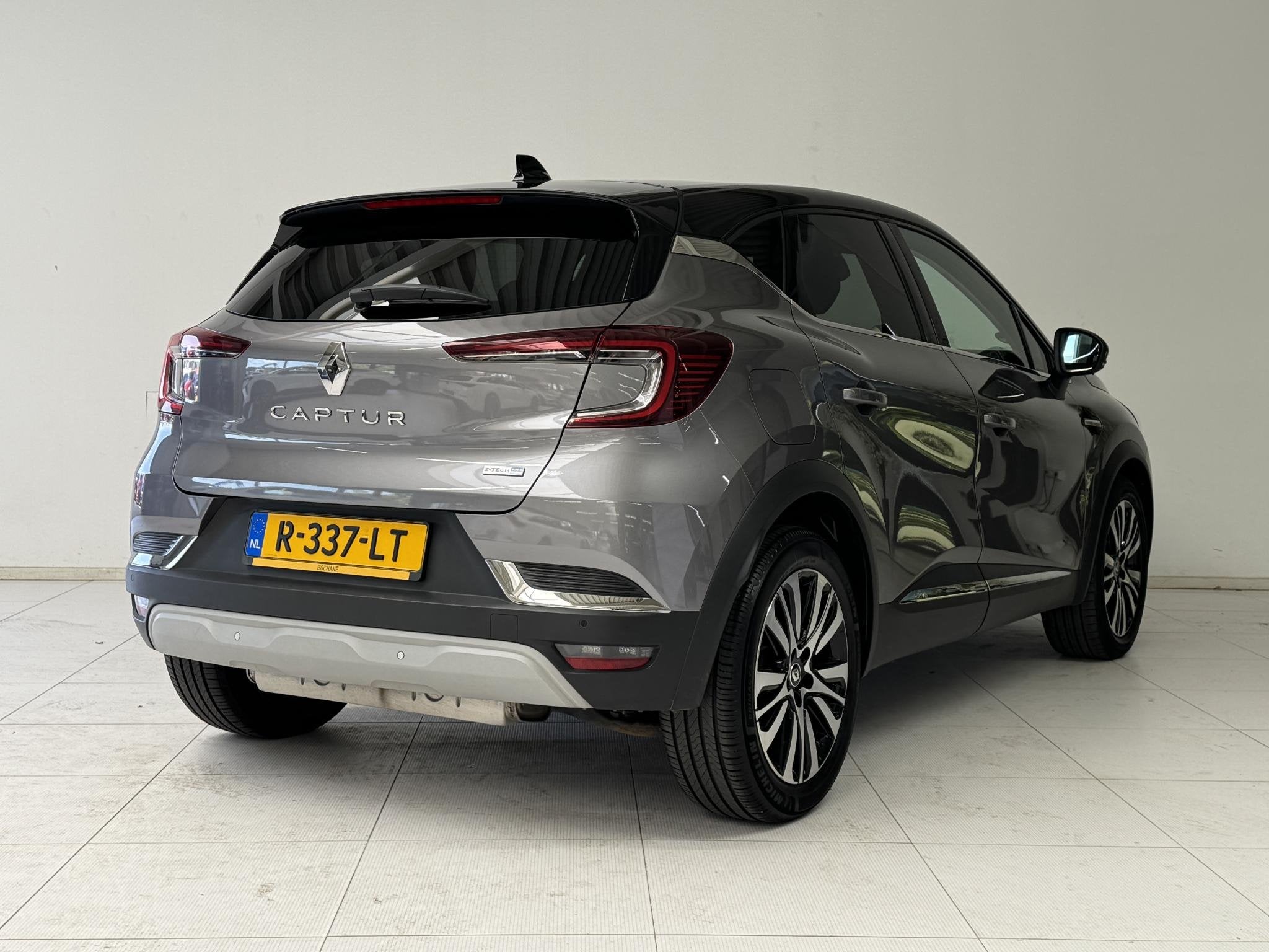 Renault Captur 1.6 E-Tech Plug-in Hybrid 160 Initiale Paris, Auto's, Gebruikt, Met garantie (alle), Bedrijf, Hybride Elektrisch/Benzine