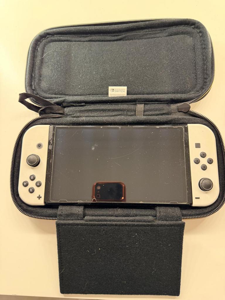 Nintendo switch Oled, Switch OLED, Met games, Met 2 controllers, Ophalen of Verzenden