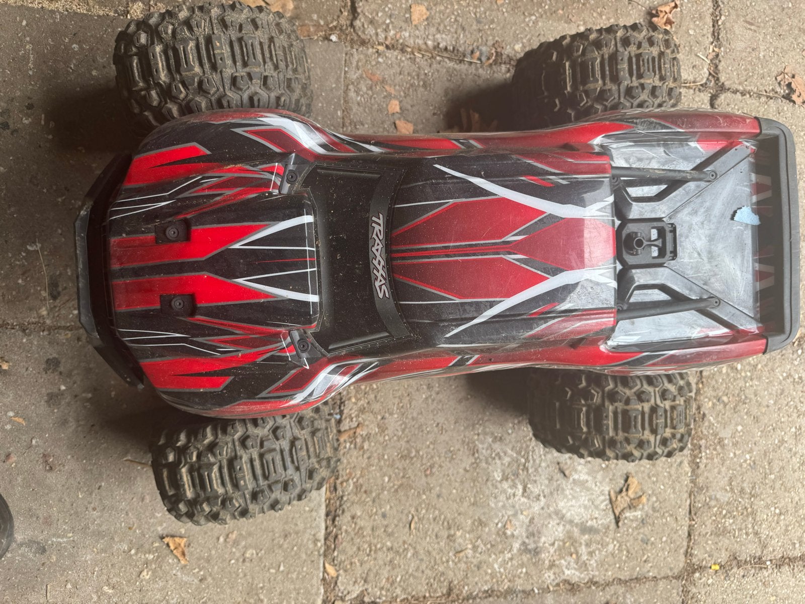 Traxxas X-Maxx met upgrades, accu's, lader en doos, Elektro, Gebruikt, Auto offroad, Ophalen of Verzenden