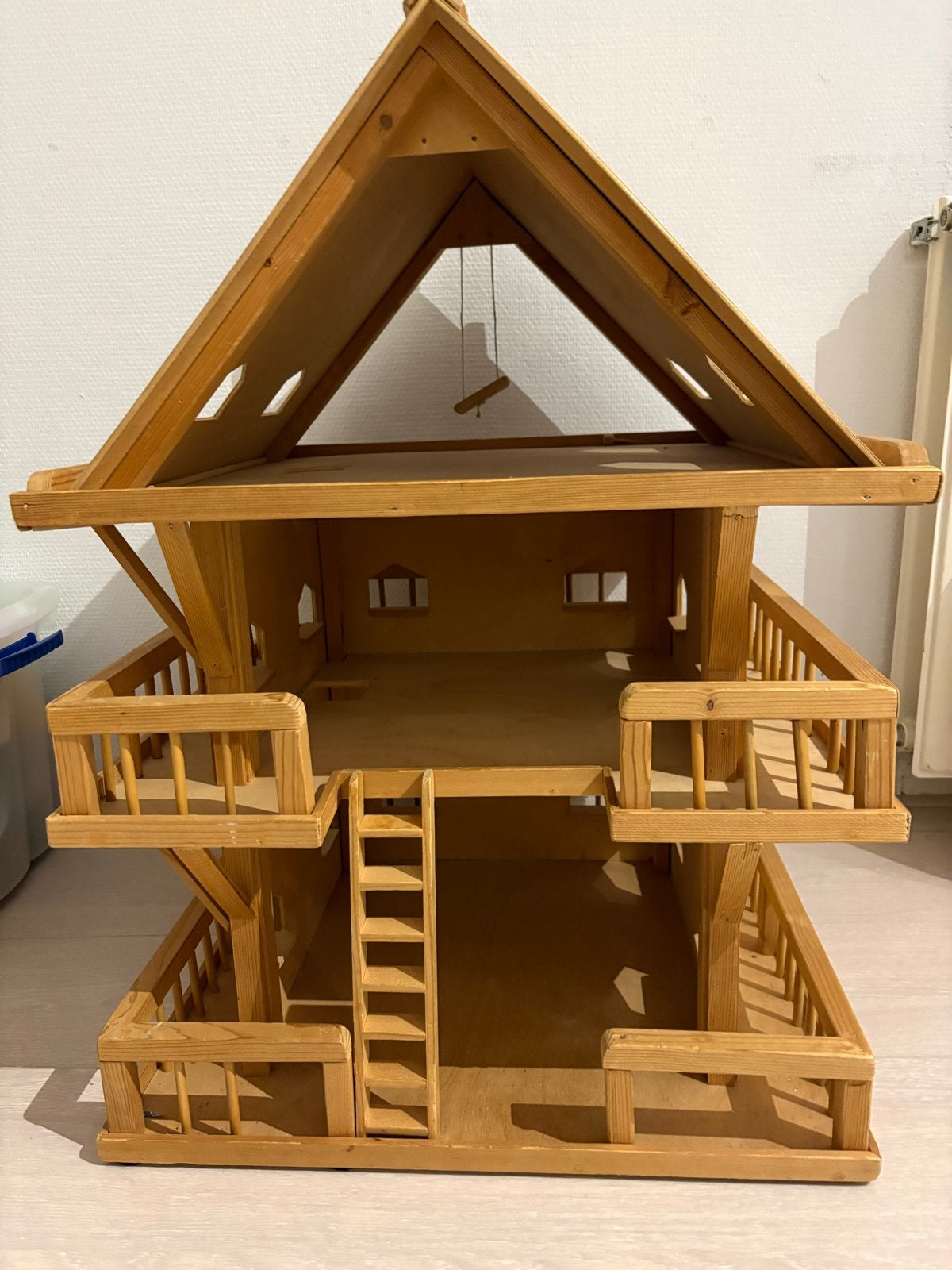 Poppenhuis van hout met meubeltjes en poppetjes, Ophalen, Gebruikt, Poppenhuis