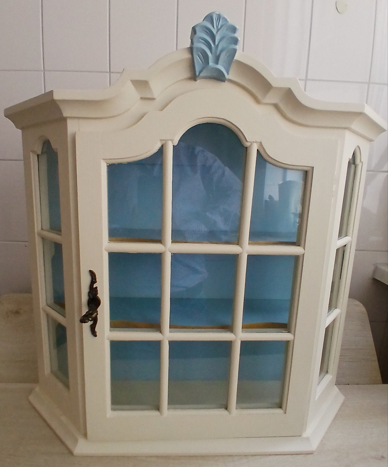 Antieke Vitrinekastje met Blauwe Achterwand., Huis en Inrichting, Antiek, Minder dan 100 cm, 25 tot 50 cm, Glas