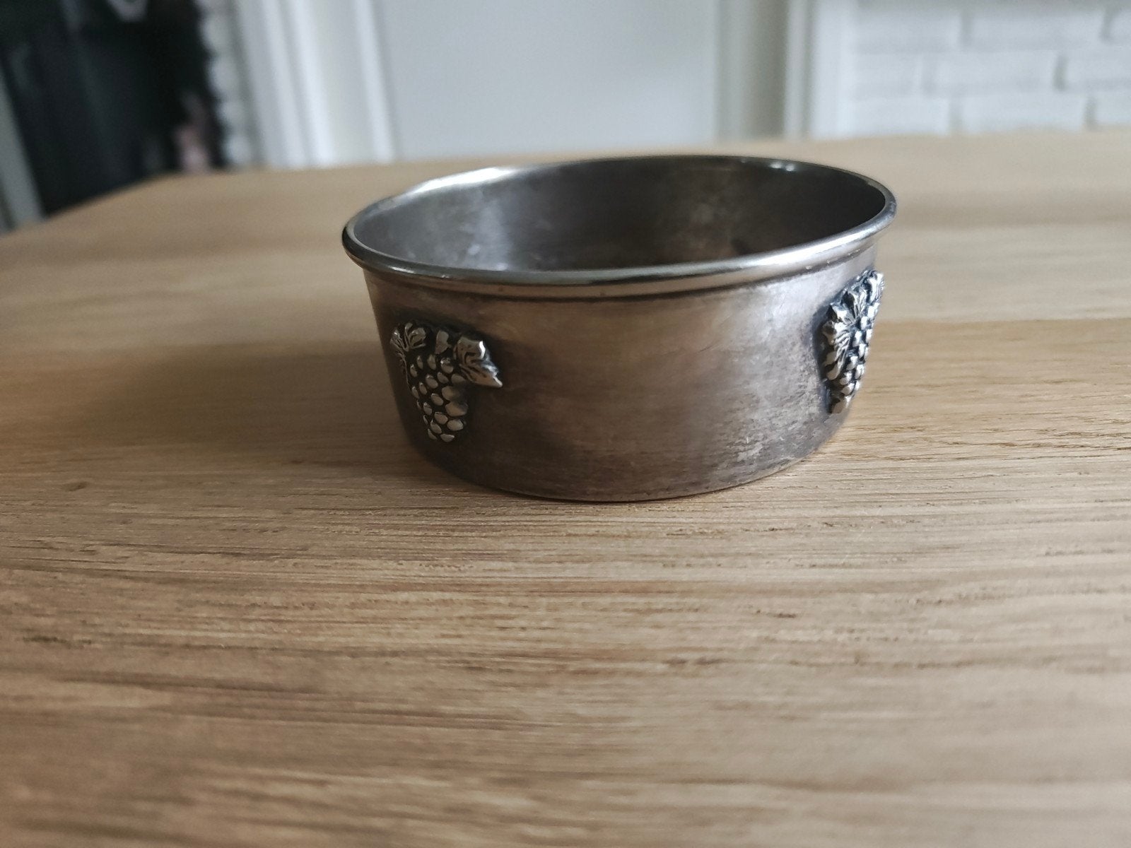Vintage onderzetter met druivenmotief, verzilverd, Antiek en Kunst, Ophalen of Verzenden, Zilver