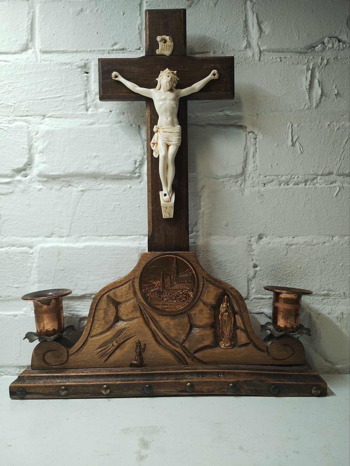 Antiek Kruisbeeld met Kandelaars - Lourdes Basiliek, Antiek en Kunst, Ophalen of Verzenden