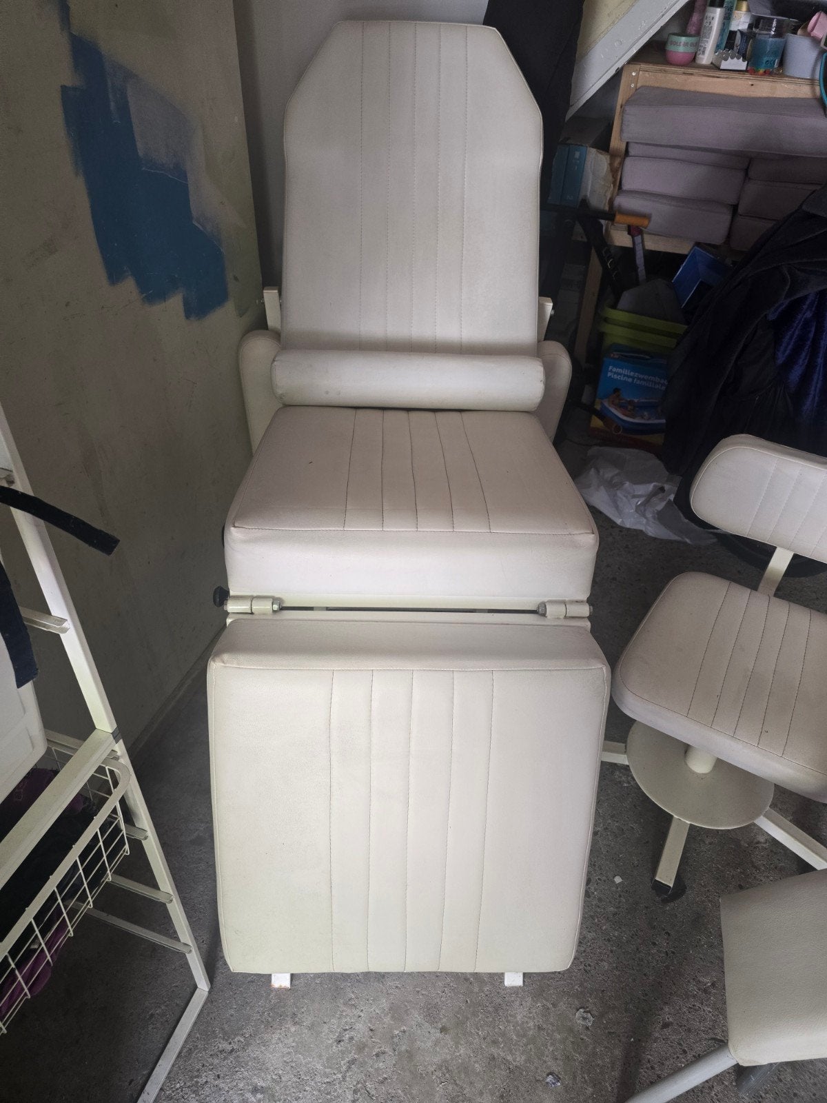 Witte behandelstoel en krukje, ideaal voor salon, Huis en Inrichting, Stoelen, Ophalen, Gebruikt, Twee, Wit