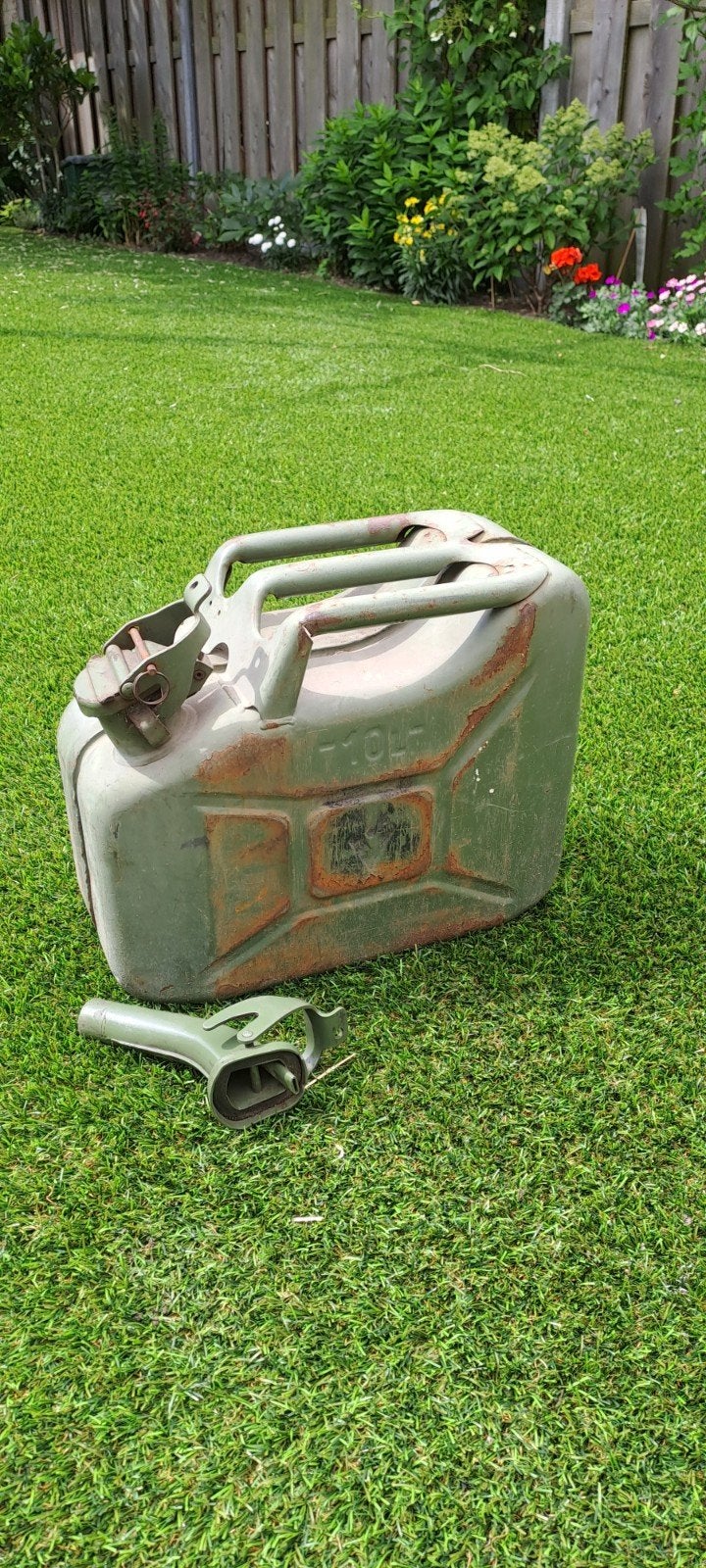 Oude leger jerrycan met schenktuit - 10 liter, Ophalen of Verzenden