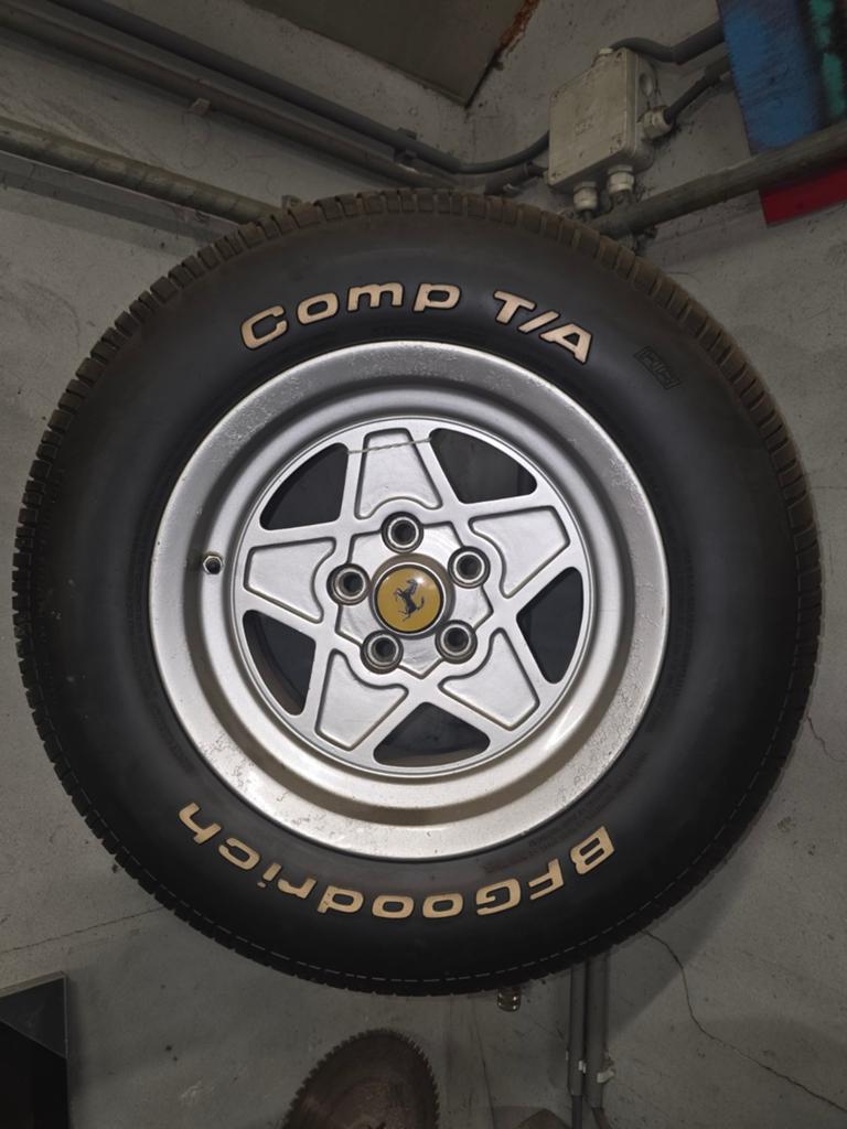 Originele Ferrari 308 velg met band, Auto-onderdelen, Overige, Gebruikt, Overige, Banden en Velgen