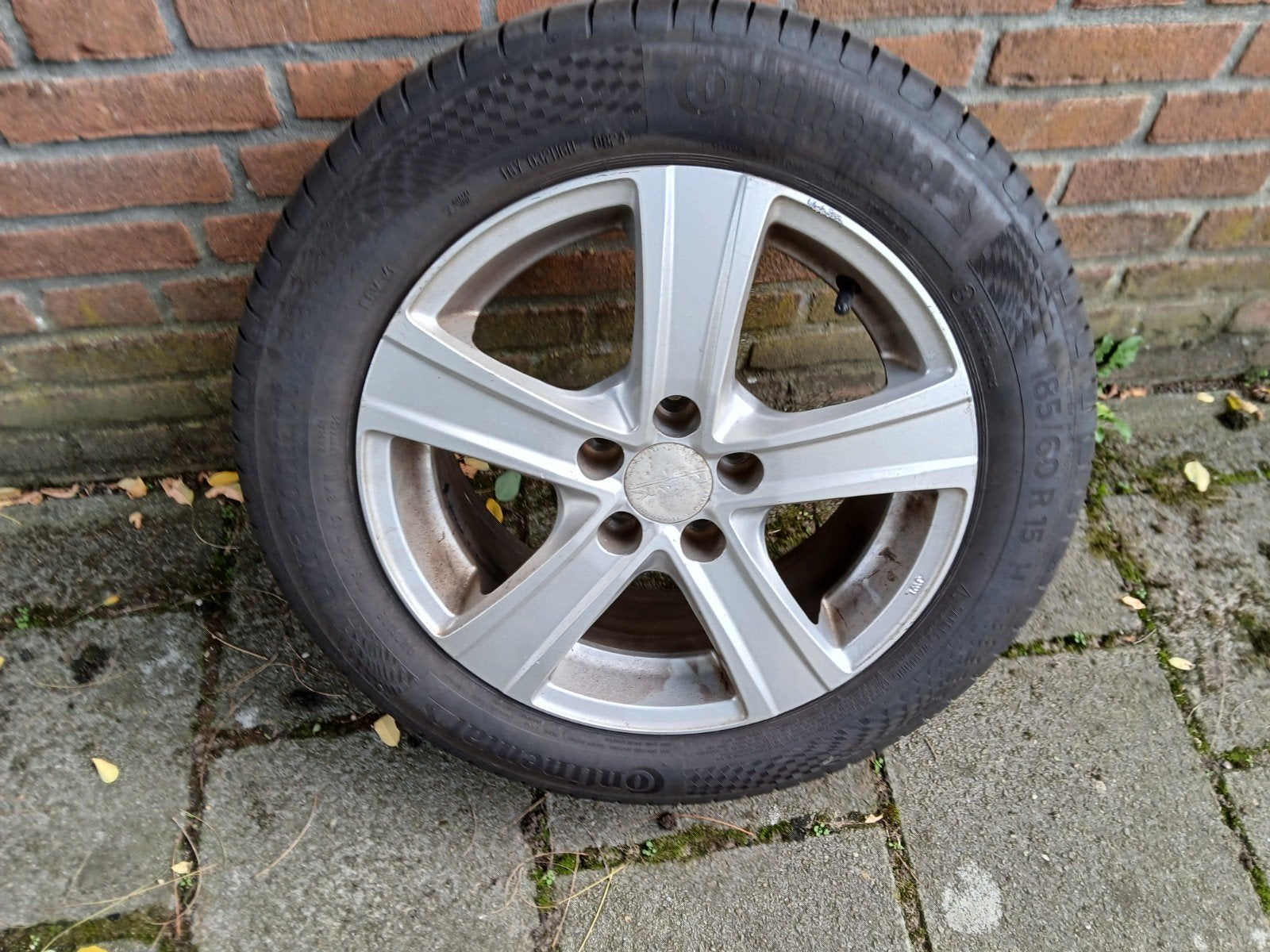 2x Zilveren Velg en een met een zwarte - 185/60 R15 H, Ophalen, 15 inch, 185 mm, Band(en)
