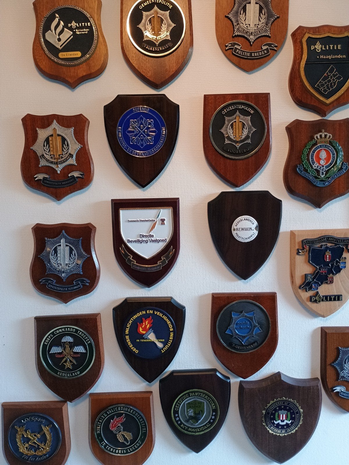 Verzameling van militaire en politie emblemen op schild, Ophalen of Verzenden, Landmacht