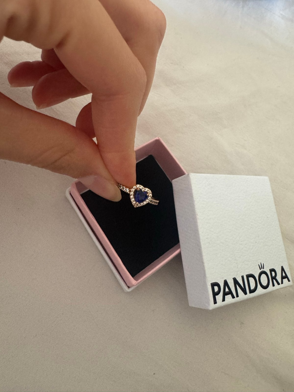 Pandora ring met blauw hartje en steentjes, Ophalen of Verzenden, Zo goed als nieuw, 17 tot 18, Met edelsteen