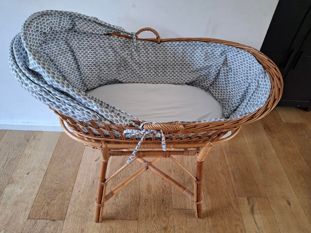 Rotan rieten baby wieg met standaard en bekleding, Kinderen en Baby's, Babywiegjes en Ledikanten, Zo goed als nieuw, Wieg, Ophalen