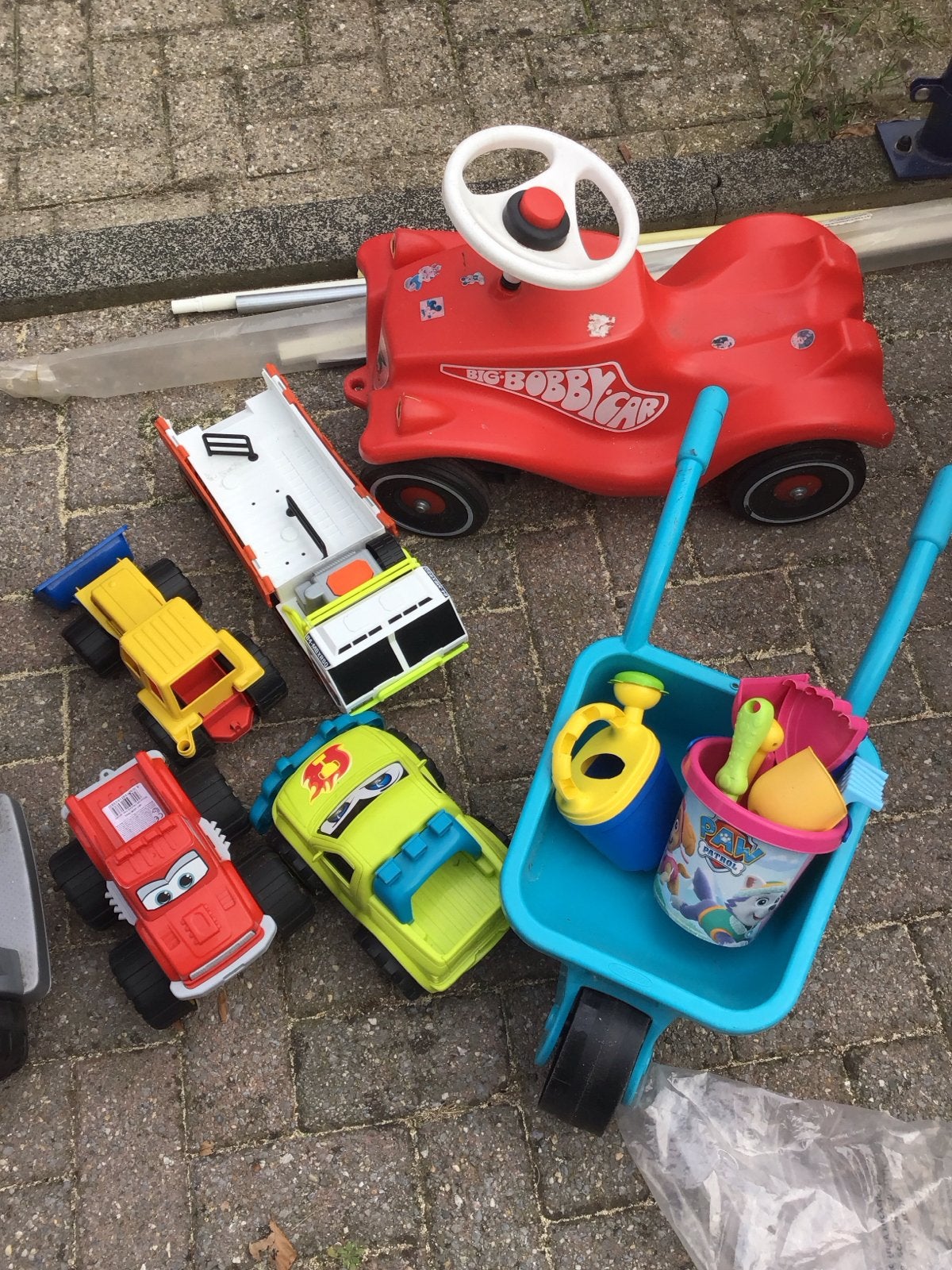 Diverse speelgoedset: loopauto, vrachtwagen, zandbakset, Ophalen of Verzenden, Gebruikt, Loopvoertuig