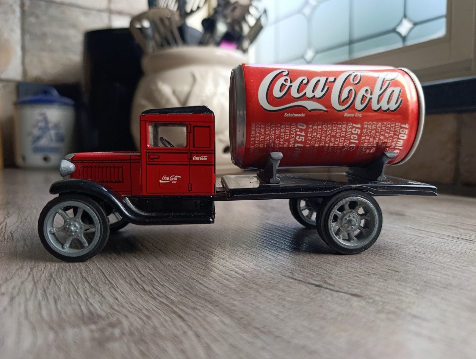 Metalen Coca Cola truck met leeg blikje, Hobby en Vrije tijd, Ophalen of Verzenden