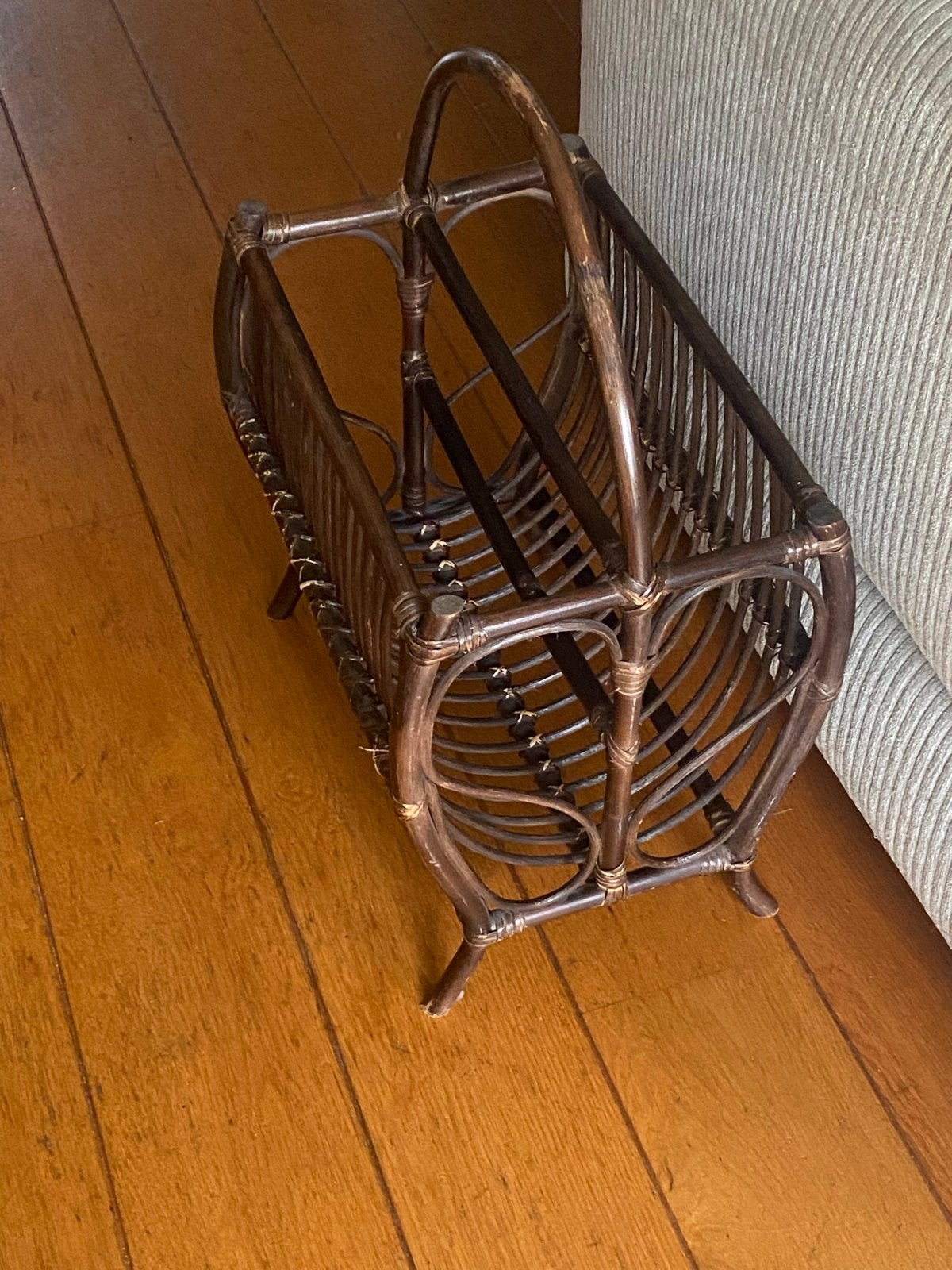 Vintage rotan lectuurbak met handvat, Huis en Inrichting, Woonaccessoires | Krantenbakken en Lectuurbakken, Ophalen, Met handvat