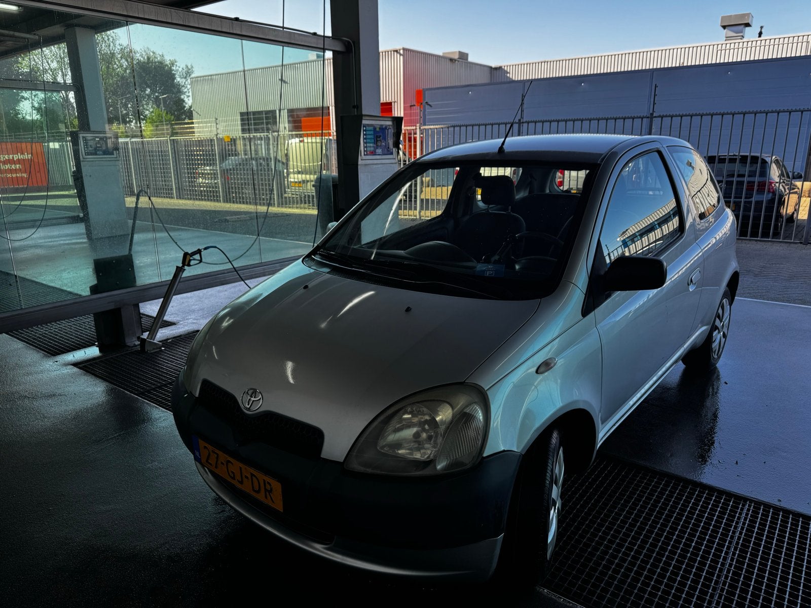 Toyota Yaris 1.0 16V Vvti 3DR 2000 Grijs NAP, Voorwielaandrijving, Stof, 4 cilinders, 400 kg