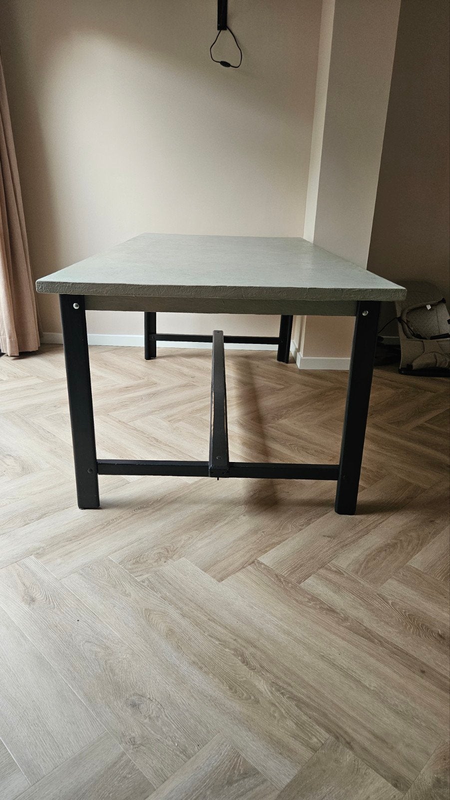 Robuuste eettafel met betonlook blad  l, Gebruikt, 150 tot 200 cm, Vier personen, Rechthoekig
