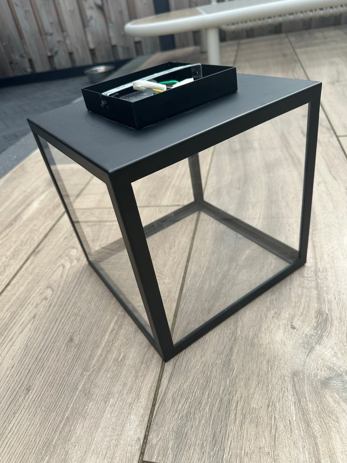 Plafondlamp met glazen panelen en een strak stalen frame, Ophalen, Zo goed als nieuw, E27 (groot), Spaarlamp