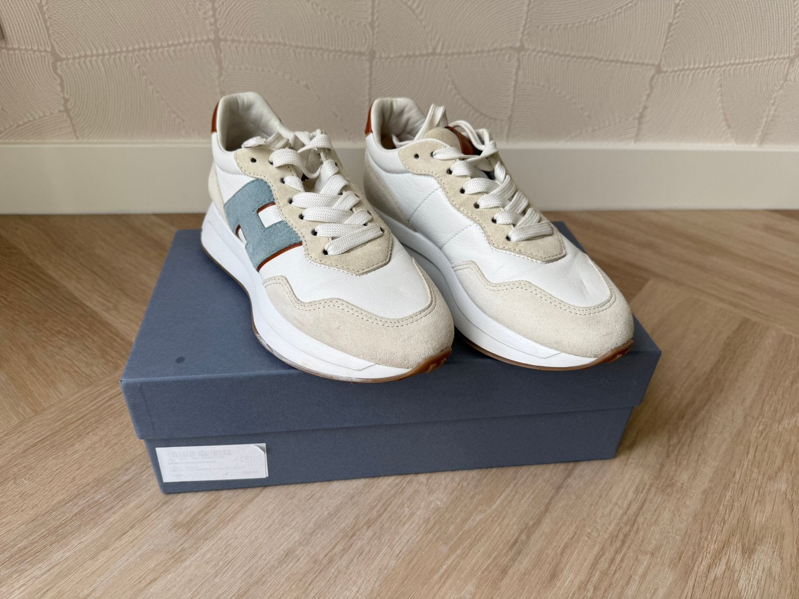 Hogan sneakers, Kleding | Dames, Wit, Ophalen of Verzenden, Sneakers of Gympen, Zo goed als nieuw